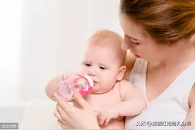 还在为宝宝吐奶发愁吗？掌握这些方法，轻松治愈宝宝吐奶图片