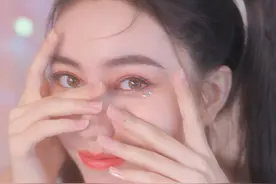 双眼皮美女俏皮双马尾写真，笑容甜美，尽显青春魅力图片