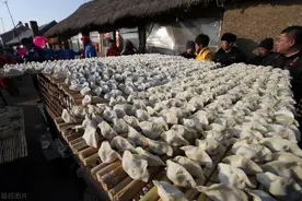 东北开启“天然冻库”，冻梨、冻柿子不算啥，遍地冻饺子真壮观图片