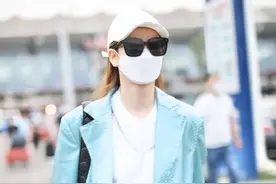 总是这么会穿！戚薇穿着一件天空蓝色的外套搭配皮靴，真会搭图片