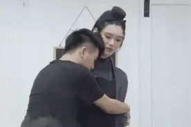 何猷君综艺表现反差大，立粘人“小奶狗”人设，奚梦瑶却一脸无奈图片