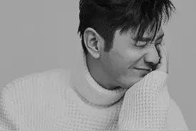 黄晓明机场露面，男团打扮成韩国型男，上身T恤是baby选的？图片