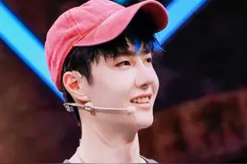 王嘉尔叫“渤哥”，“博哥”答应，张艺兴看戏图片