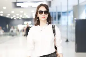 陈数的衬衫哪淘的，扣子一路歪到胯骨边，衣服本身倒是挺板正图片