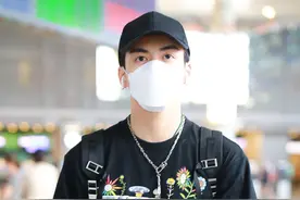 原来明星也穿99元的短袖呀！曾舜晞穿搭一件优衣库联名现身机场图片