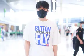 入伏第一天，35岁的李荣浩和50岁的吴奇隆，都穿了T恤短裤图片