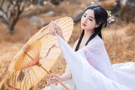 故事：她救下路边小乞丐，和他相爱几年，陌生人上门寻他“太子”图片