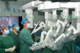 大同首台“达芬奇”机器人“上岗”操刀图片