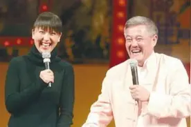 闫学晶自曝离异二婚，3年前生子已露端倪，仍和前夫继女关系亲密图片