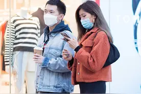 街拍：穿黑色瑜伽打底裤的美女，气质真棒！图片