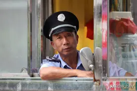 他45岁，初中毕业，普通门卫，每月收入10000多，太牛了图片