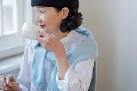 女人过了40岁尽量不要穿T恤配阔腿裤，学三木妈妈这样穿，真优雅图片