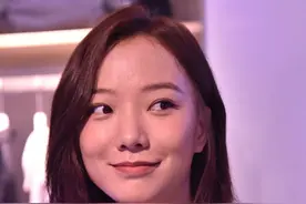 王珞丹凌晨发“寻鸭启示”，不到10小时成盘中餐，网友：损失大了图片