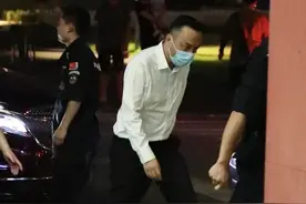 街拍：汪涵穿白衬衫配西裤搭黑皮鞋，尽显成熟稳重图片