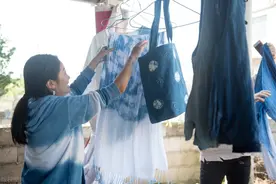 女孩大学毕业后“不找工作找奶奶”，奶奶的古法染布让她成网红图片