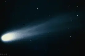 著名哈雷彗星，拖着长达一亿公里的尾巴，最美丽的天象之一图片