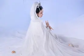 清丽素雅的白色古风汉服，凤凰刺绣气场十足，犹如画中仙子图片