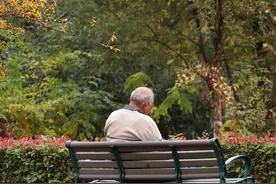 故事：62岁老人无病无痛却昏迷不醒，偷翻医院监控他发现问题图片