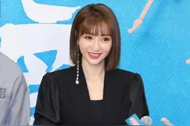 柳岩终于换风格，西装配开叉喇叭裤显贵10倍，齐肩发好洋气图片
