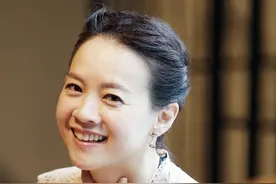 47岁曾宝仪越来越嫩，裸色蕾丝上衣配“纸袋裤”，眼角纹好真实图片