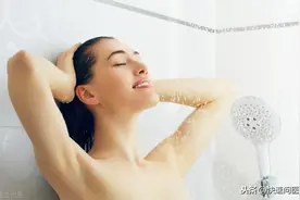 女性洗澡时，为什么喜欢站着排尿？这样做或会招来一些危害图片