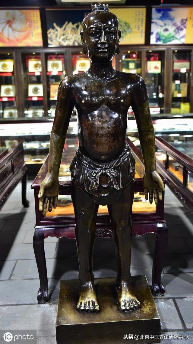 九针的名称和形状都各不相同:第一种叫做"镵针",长一寸六分;第二种