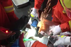 看着都疼！火锅店内搅蒜机卡手 西宁消防紧急救助图片
