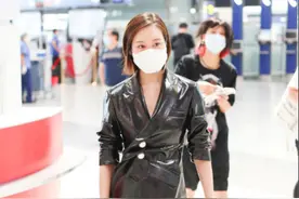 李纯这衣服穿得挺“拧巴”，侧边衣袋“跑前面”，一身黑装更显酷图片