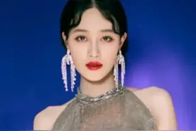 蓝盈莹身材真惹人羡！“液体裙”配水钻靴绝了，活似“出水人鱼”图片