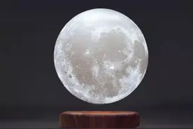 能悬浮的3D月球灯，还能在空中自转，这盏台灯把月球搬进了家里图片