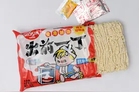 20年前的5种泡面，“来三块”当早餐吃，调料包放在手上舔着吃图片