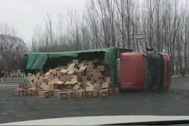 货车侧翻防不胜防，类似事故为何频发不止？图片