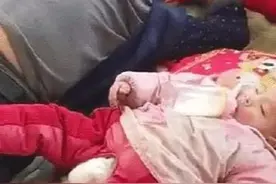 爷爷给孙女喂奶后累的睡着，宝妈晒出照片后，网友炸锅：无法接受图片