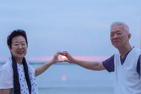 “对不起，让你久等了!”50年后再聚首，我们依旧爱得深沉如初图片