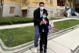 奶爸霍启刚带7岁儿子外出，玩得比儿子还开心？打扮朴素似路人图片