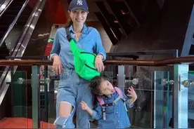 38岁郑希怡与女儿穿亲子装真萌，湖蓝色太显白，吊带裙现骨感身材图片