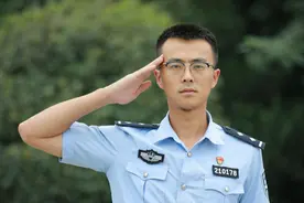 抱摔猥亵男的交警王曦火了！他说：每个有正义感的人都会站出来图片
