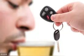 新余一司机喝多了车停路中酣睡，江西交警严查酒驾行为图片