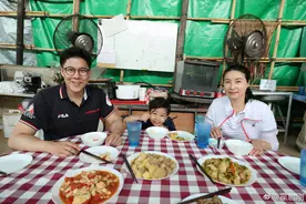 霍启刚庆结婚8周年，两人只点一份牛排，郭晶晶5毛钱发圈又抢镜图片