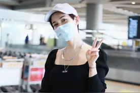 卢靖姗现身机场，方领针织衫秀出美锁骨，优雅知性不失性感图片