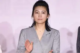 52岁王小丫美得太真实，灰色西装裙端庄典雅，不愧是“央视名嘴”图片