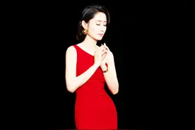 刘敏涛真心机，穿开叉裙秀“马蜂腰”撩眉眼，硬把韩雪万茜变陪衬图片