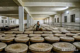 古法酿醋：五道工序制出醇厚老陈醋图片