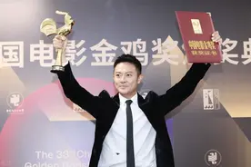 42岁印小天获“金鸡男配”扬眉吐气，与插刀教主杜淳同台笑弯腰图片