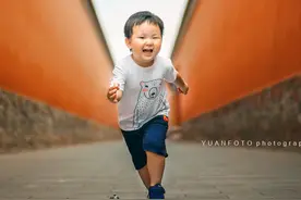 3岁男娃赤脚在无人的故宫里撒欢儿图片