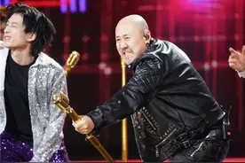 腾格尔皮衣演绎朋克风，张艺兴嫩黄西装唱跳，今年春晚你pick谁？图片