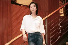 殷桃这身段真适合穿衬衫，袖子一挽秀纤细小臂，透着一股清冷范图片
