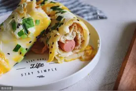 煎饼果子面糊和酱料配方是怎样的？教你做会街边小吃：煎饼果子图片