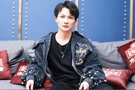 28岁周深终于放狠招，穿牛仔短装161cm变181cm，身材比例堪比男模图片