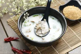 炖羊肉汤时，别忘记焯水前加1步，羊肉软烂，羊汤奶白香浓无膻味图片